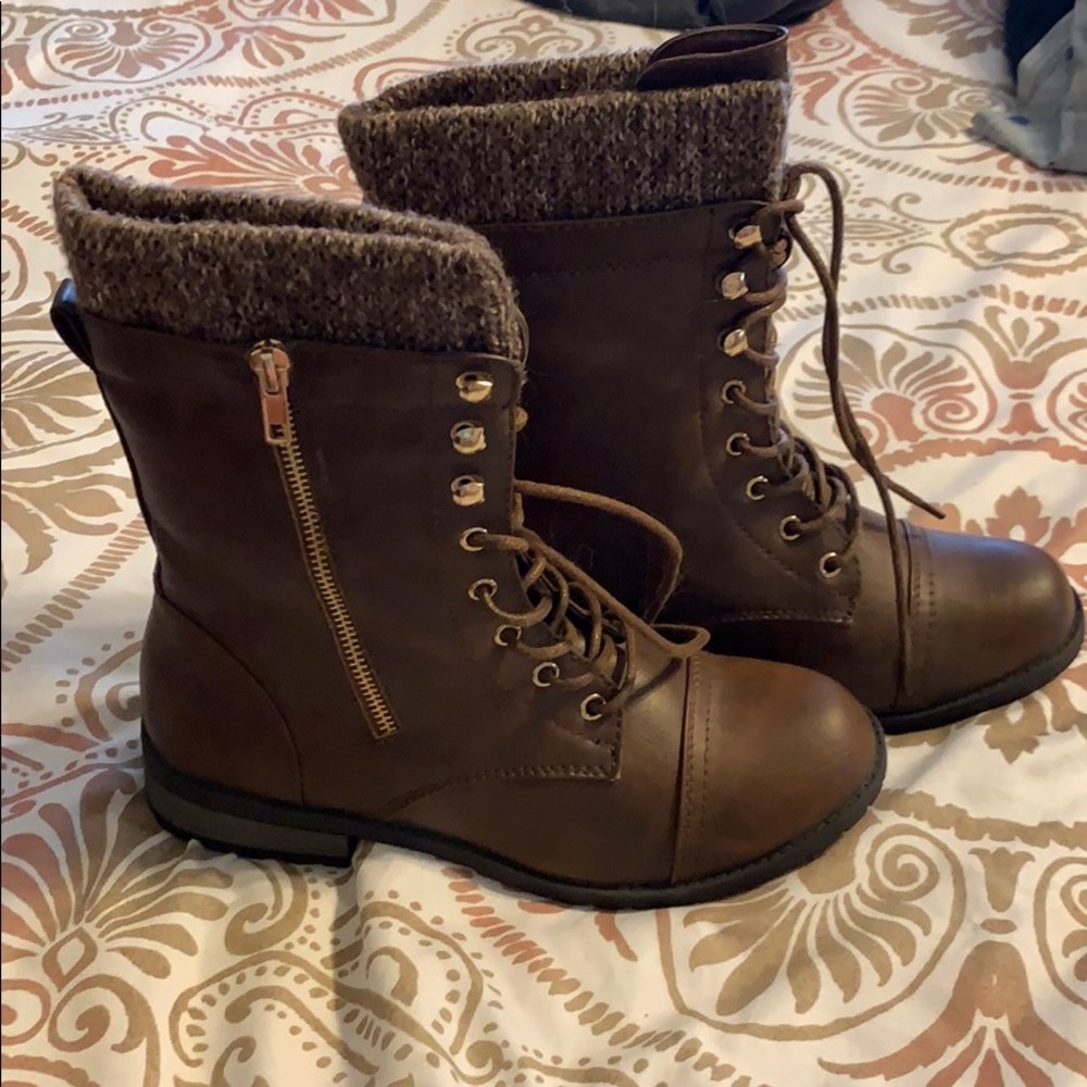 Combat style boots